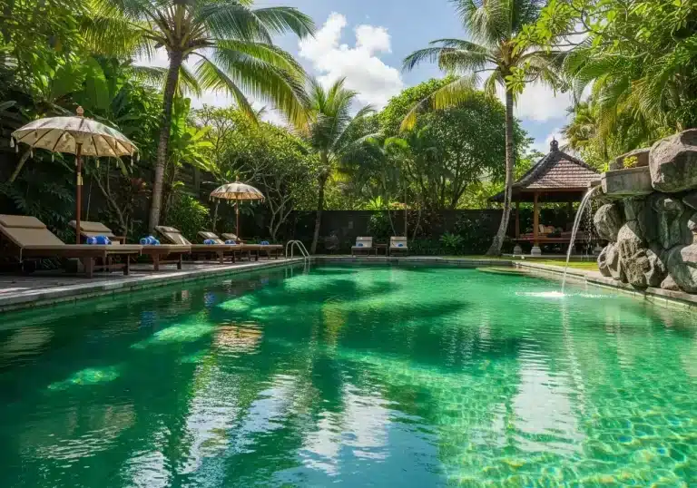 Cara Mengatasi Kolam Renang Hijau dan Berlumut